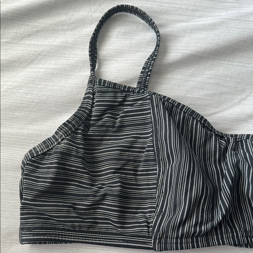 EUC Striped Black and White Wired Bikini Top 🌙 - Picture 2 of 4